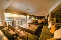 We Are Surfers hotel Отели рядом с достопримечательностью «Pushparama Temple»