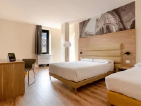 เบดแอนด์เบรกฟาสต์ โรงแรม ฟาบริอาโน จานัส โรงแรมในFabriano