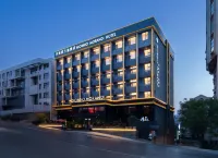 The GiorgioMorandi Hotels (Zaihaiyifang Park Jiaruibao Plaza) Hotel a 