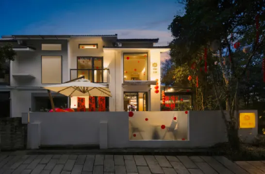 花築·其間·咖啡民宿 （西湖區靈隱寺店） 西湖區附近的飯店