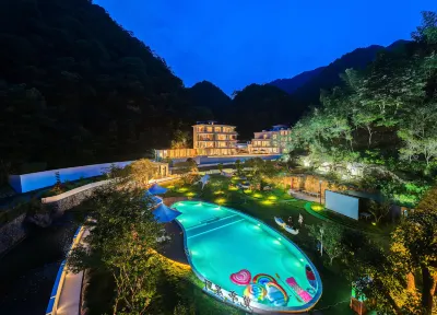 桐廬覽亭星野·溪·谷·瀑·營·HALO RESORT（雅魯漂流山灣灣店） 五雲山革命烈士陵園附近的飯店