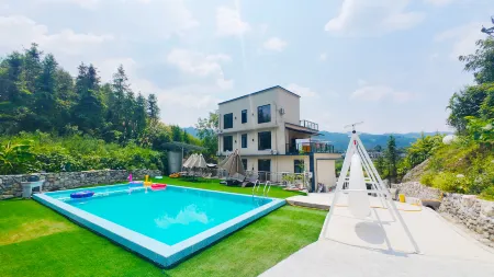 Zhangjiajie Le She Homestay (Tianmenshan Town Store) Отели рядом с достопримечательностью «Tianmen Mountain National Forest Park»