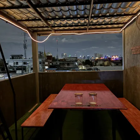 Nomad Yard Hostel Отели рядом с достопримечательностью «Пирс Thewej»