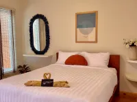 Capt.Juf Private WaterVilla Hotels near Wat Saranat Thammaram