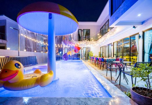 Love U Pool Villa의 넓은 야외 수영장과 휴식 공간