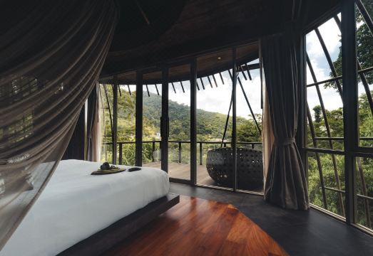 키말라의 독특한 숲속 빌라 디자인