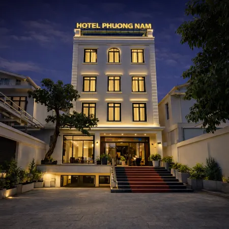 Phuong Nam Hotel Отели рядом с достопримечательностью «Гипермаркет Vincom Plaza Thu Duc»