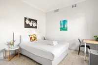 Convenient Room – Walk to Train & Shops