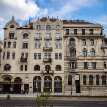 City Hotel Mátyás Hotel berhampiran Széchenyi Chain Bridge