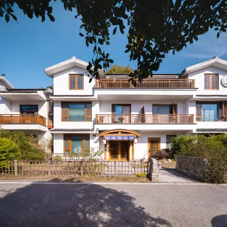 Dayin Xuntang Hot Spring Homestay Отели рядом с достопримечательностью «Храм Джинси»