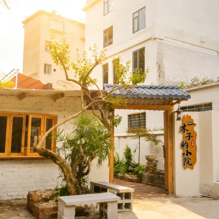 Muzi's Courtyard (Two Rivers & Four Lakes East-West Alley Branch)