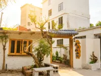 Muzi's Courtyard (Two Rivers & Four Lakes East-West Alley Branch)
