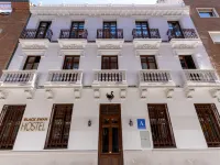 Black Swan Hostel Granada Hotels near Chana