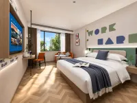 Mooring Manbo · Designer Hotel (Yichang Wuyi Square East Station) - ที่มีฟิตเนส