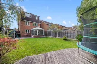 4BR 2BA+2WC | WiFi | Driveway | 7 Beds | Bolton - parking