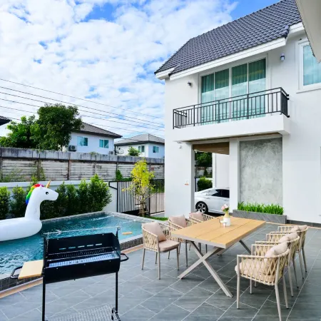 Santara Poolvilla Udon