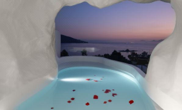 Miyue · Shenzhen Blue and White Saint Island Cliff Hot Tub Boutique Stay