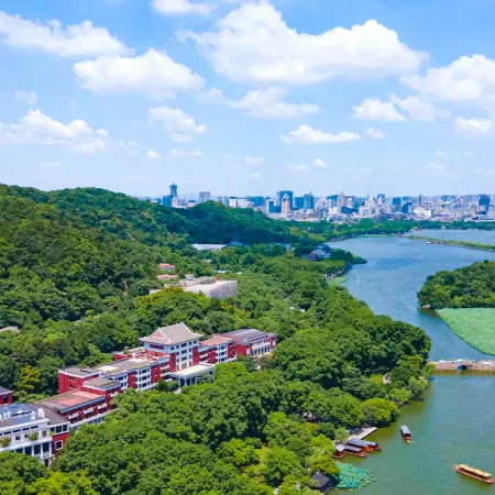 Shangri-La Hangzhou Отели рядом с достопримечательностью «Цюйюаньфэнхэ»