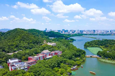 Shangri-La Hangzhou Hotels in Hangzhou
