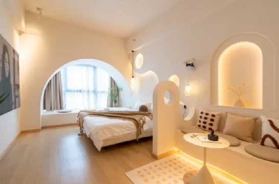 "Blooming Roses - Designer Audiovisual B&B（Wanda Plaza and Kunming Railway Station Branch) Сишань: отели