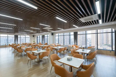 Wisdom  Holiday Hotel Отели рядом с достопримечательностью «Giant Buddha in Rong County»