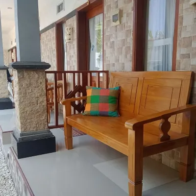 Gedhong Hostel Hotels near Sampalan Harbor