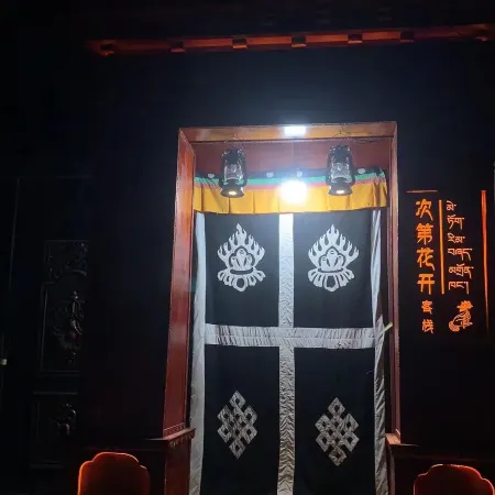 Flowers bloom in order, and the inn