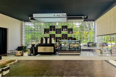 It My Life Cafe X Camp Отели рядом с достопримечательностью «Golden Triangle Museum Pattaya»