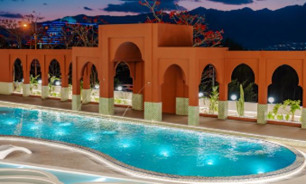 Lis Amman Holiday Villa Seaview Pool Estate Hotel (Erhai Airport Branch)