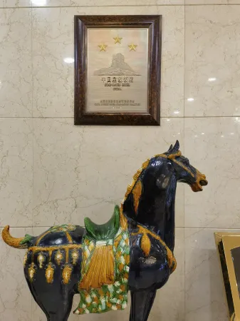 Zhaojun Hotel Inner Mongolia (Xinhua Square Subway Station) Отели рядом с достопримечательностью «Inner Mongolia University Gym Teaching Part»