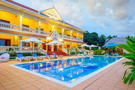 Riviera Hotel & Resort Kep Отели в г. Кеп