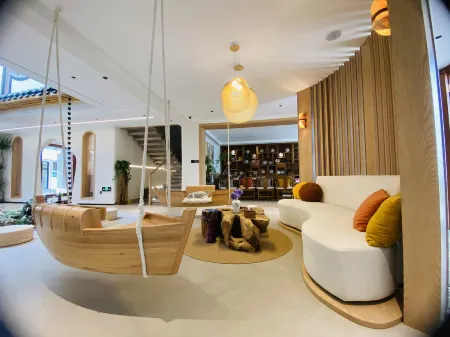 Fuxian Lake Jingsheting Homestay Отели в г. Ченцзиан