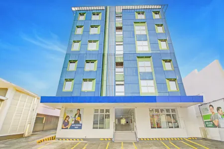 Collection O Metro Manila Near University Belt Formerly 1318 Residences Отели рядом с достопримечательностью «Нешнел Шрайн оф Сейнт Джуд Таддеус»