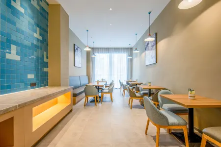 Homeinn Hotel (Zhaoqing Qixingyan Ancient City Wall Scenic Area) Отели рядом с достопримечательностью «Chaotian»