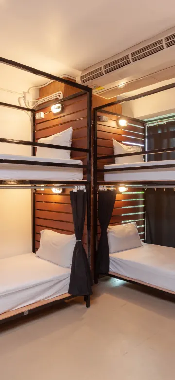 ห้องพักรวมชายหญิง 6 เตียง