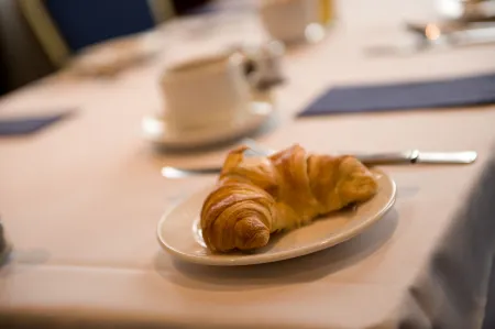 The Royal Hotel Cardiff Отели рядом с достопримечательностью «Cathays Park»