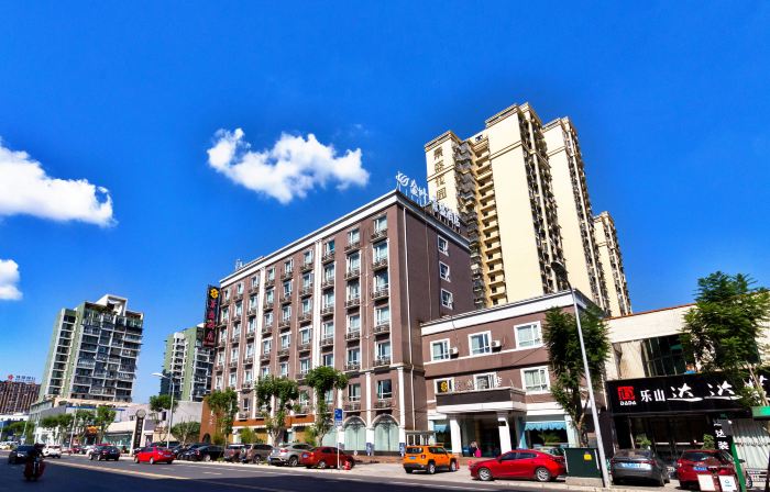 Jinye Jingsheng Hotel (Leshan High-speed Railway Station Jiaxing Road Food Street)