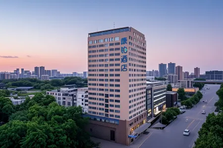 Campanile Hotel(Wuhan Huanghelou,Fuxing Road Metro Station) Отели рядом со станцией Wuchang Railway Station