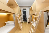 Jiangyou Gaokong Riverview Youth Hostel B&B (Liberation Monument Hongya Cave Branch) - Hostales