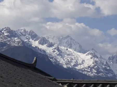 37 Courtyard｜Panorama Jade Dragon Mountain Heritage Art Lodge（Baisha Ancient Town） Отели в г. Юйлун