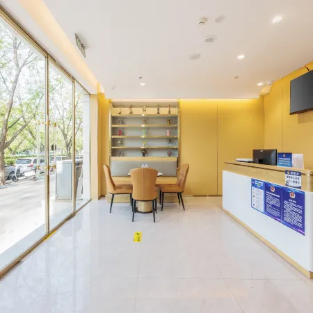 Junhe Hotel (Yonghe Palace Nanluoguxiang Branch) Отели рядом с достопримечательностью «Станция Andingmen»