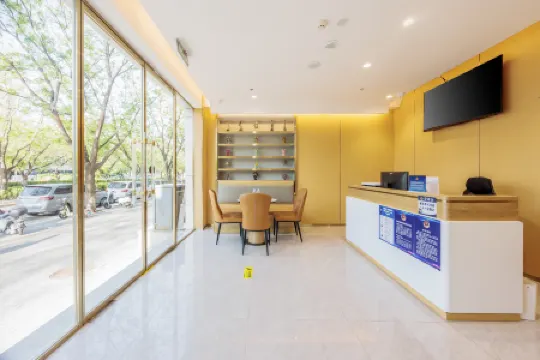 Junhe Hotel (Yonghe Palace Nanluoguxiang Branch) Отели рядом с достопримечательностью «Dongcheng Mao'erhutong No.5 Quadrangle Courtyard»