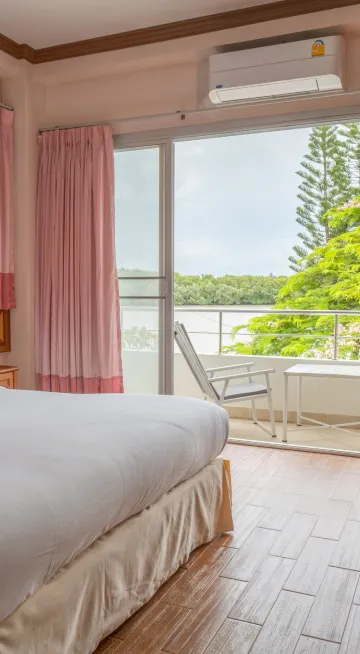 ห้องเตียงใหญ่ พร้อมวิวทะเล