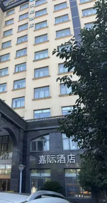 Jiaji Hotel (Shanghai Hongqiao Hub Jizhai Road) Отели рядом с достопримечательностью «Площадь Жизни Синьцзяна»