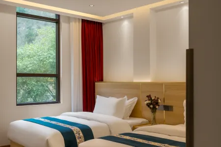 Kanshanshishan Riverside Garden Hotel (Danba Jiaju Cangzhai Branch)