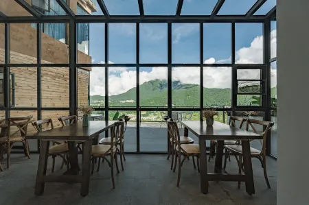 A place to watch the sunrise over the sea of clouds and terraces Отели рядом с достопримечательностью «Laohuzui Terraced Field»