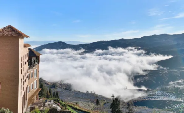 A place to watch the sunrise over the sea of clouds and terraces
