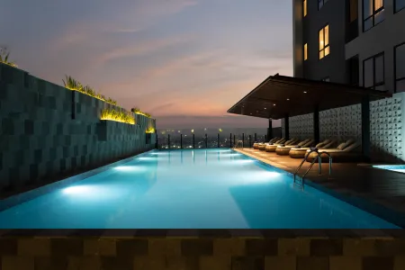 Somerset Queen City Semarang Отели рядом с достопримечательностью «Tugu Muda»