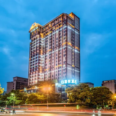 Yichang Lvyue Hotel (AQUA PLAZA& Three Gorges University Shop)