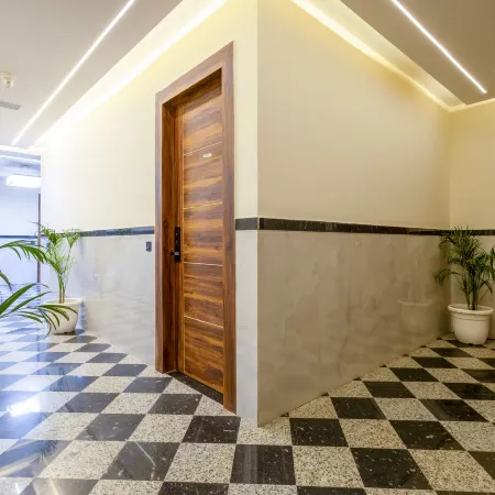 Hotel Urban Royale - IGI Airport Delhi Отели рядом с достопримечательностью «Коммерческий центр Worldmark Aerocity»